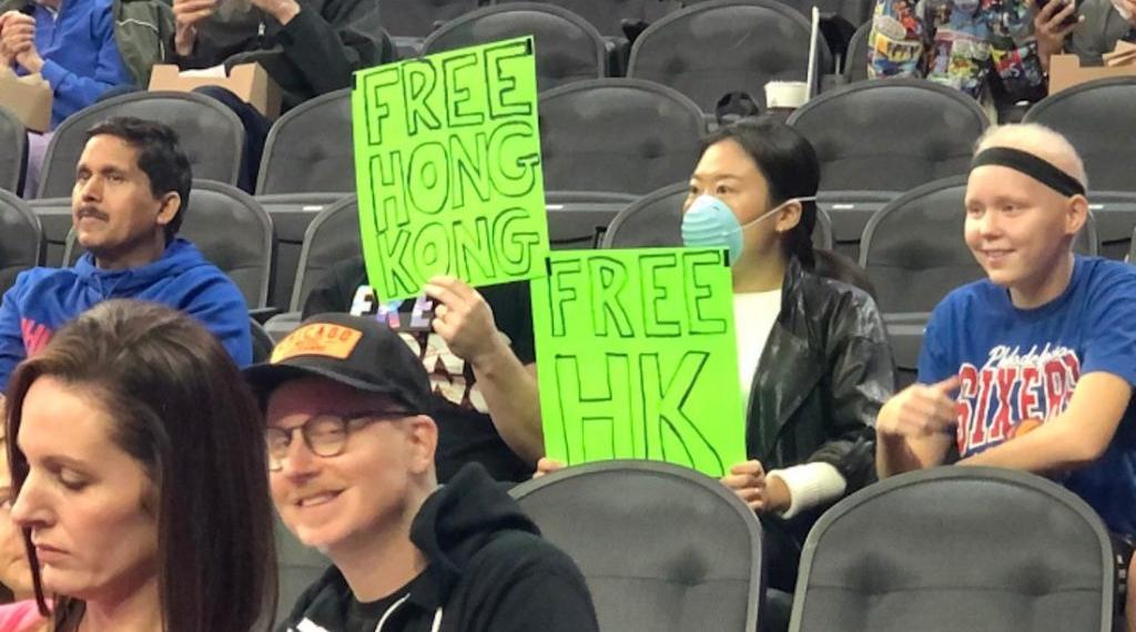 Kibice NBA z Filadelfii wyrzuceni z trybun za wspieranie protestujących w Hong Kongu