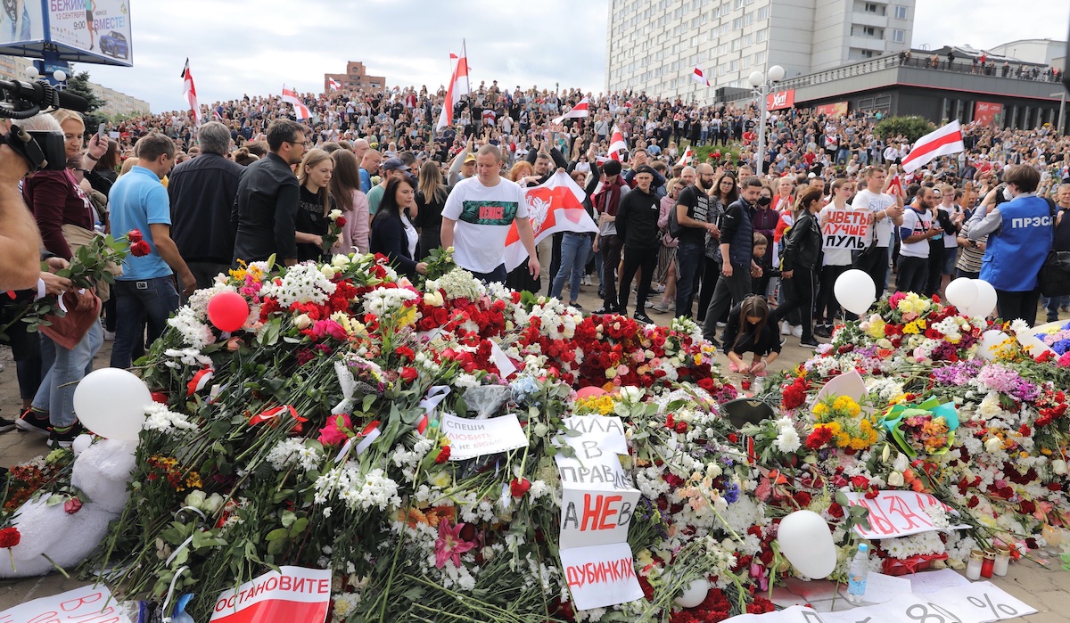 Mińsk: pogrzeb ofiary OMON-u zamienił się w manifestację