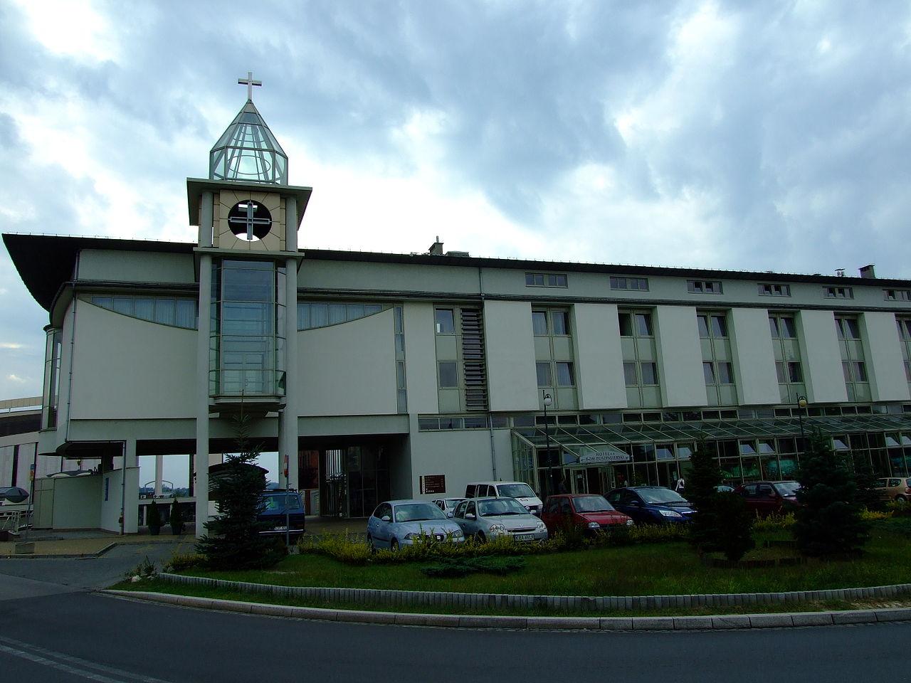 Dom Duszpasterski w Krakowie bez problemu zarezerwował pokój księdzu i 13-latce