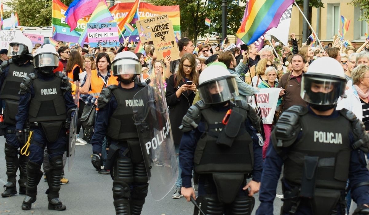 Lewica chce, żeby policjanci przestali być anonimowi i nosili "imienniki", a policja woli nie