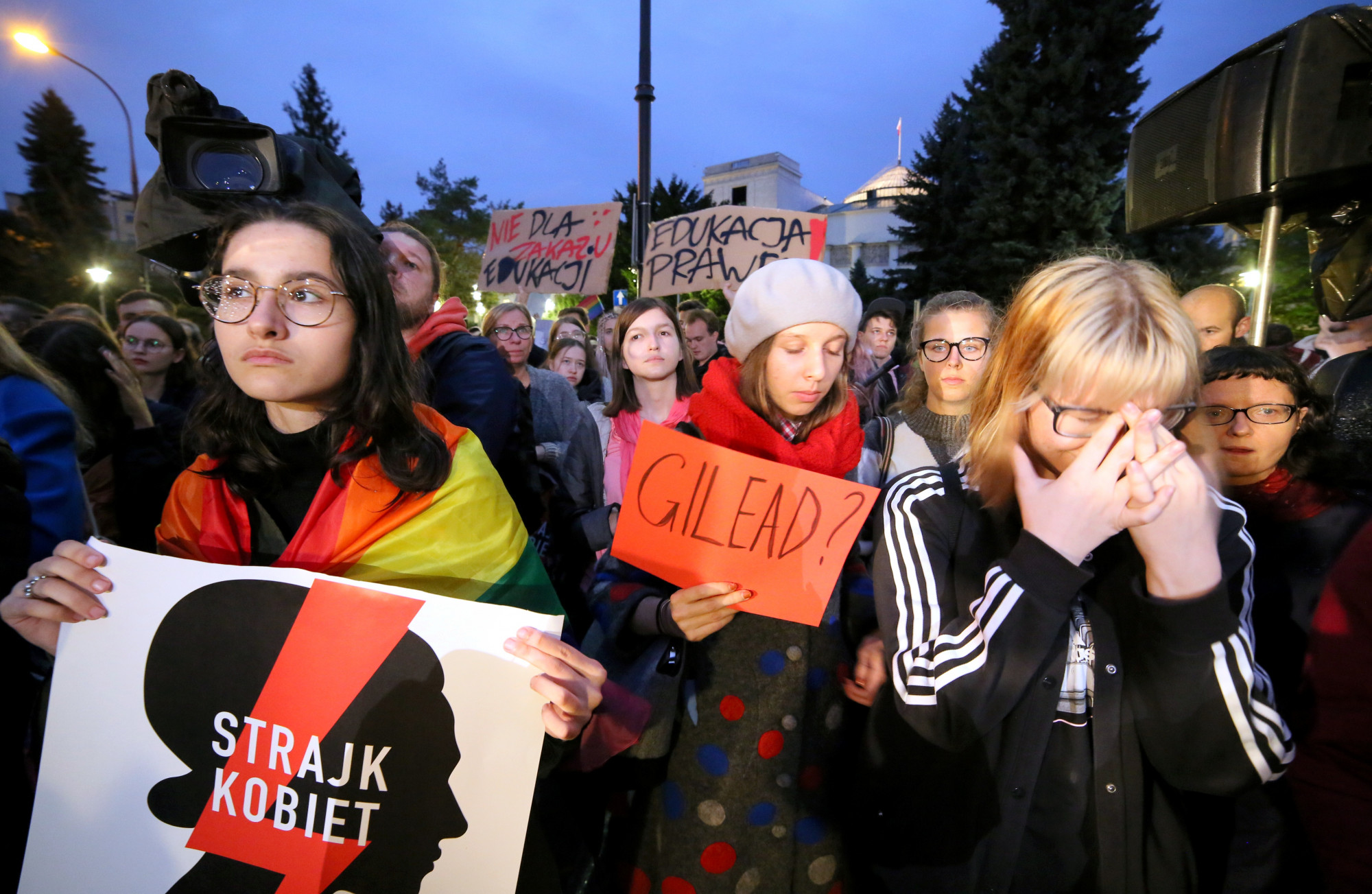 Protesty przed Sejmem: "Ustawa wygląda, jakby pisało ją lobby pe*ofilskie"