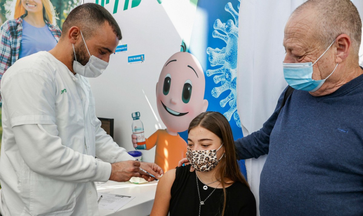 Izrael: rozpoczęto szczepienie nastolatków pomiędzy 16. a 18. rokiem życia