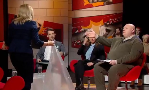 Gozdyra w programie pokazuje myśliwemu pakiet bioasekuracyjny, ten nie wie co to jest