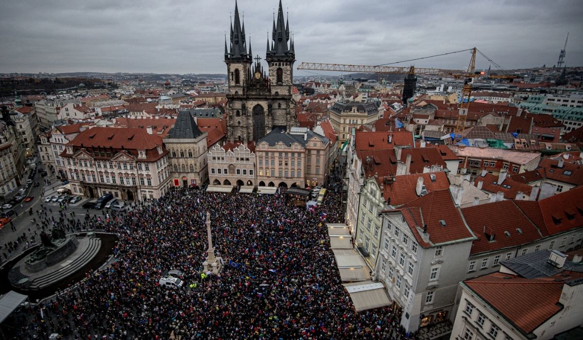 Kolejne państwa wprowadzają restrykcje dla niezaszczepionych, w Czechach duże protesty