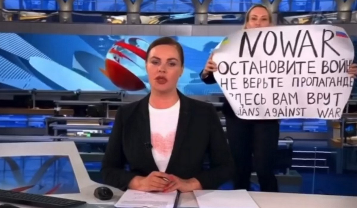 Dziennikarka z antywojennym plakatem przerwała wiadomości w rosyjskiej telewizji, została zatrzymana