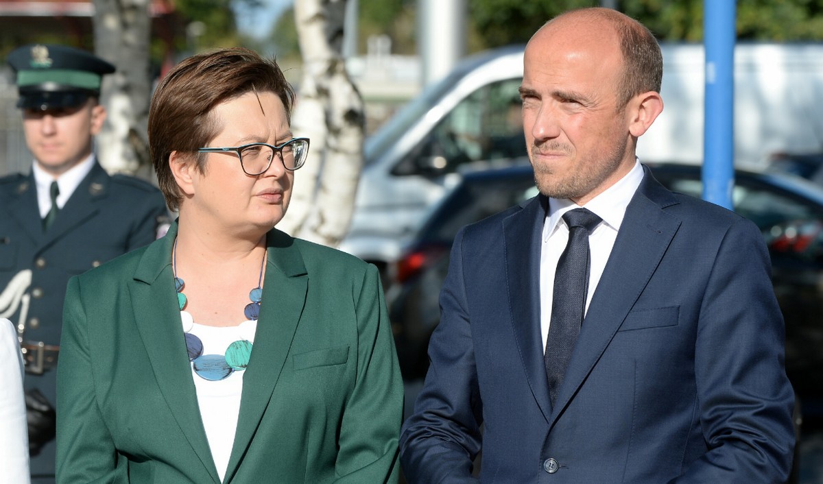 CBOS: trwa odpływ wyborców od KO, ma już tylko 11%, partia Hołowni - 17%