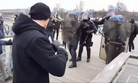 Hit francuskiego Facebooka: bokser dołącza do żółtych kamizelek i bije policjantów