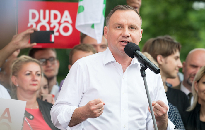 Prezydent poszedł na całego w antyLGBT i chce zapisu o zakazie adopcji w konstytucji