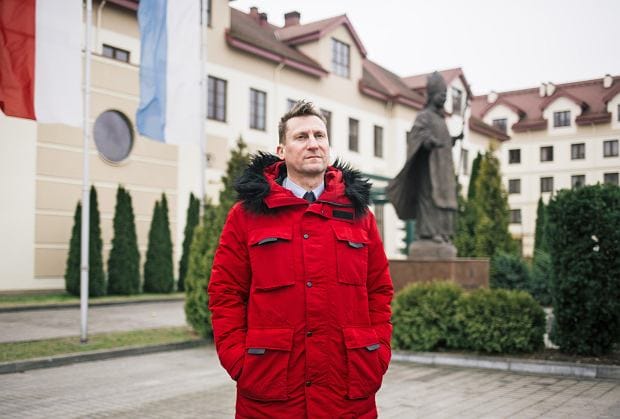 Nie dostał się na uczelnię Rydzyka, bo nie miał zaświadczenia od proboszcza. Chce odszkodowania