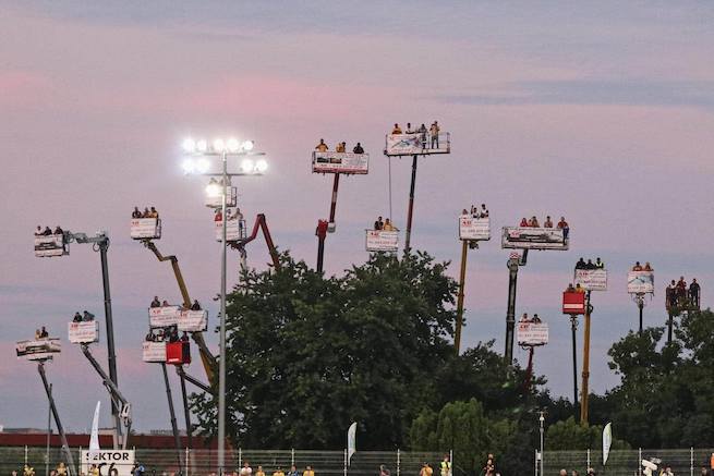 Kadr dnia: kibice wynajęli aż 20 dźwigów