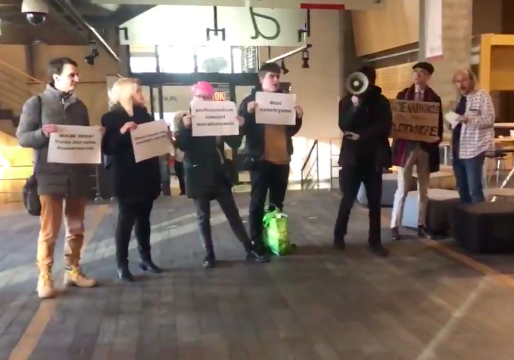 Demonstranci spod TVP protestowali w siedzibie Gazety Wyborczej. "Dość symetryzmu"
