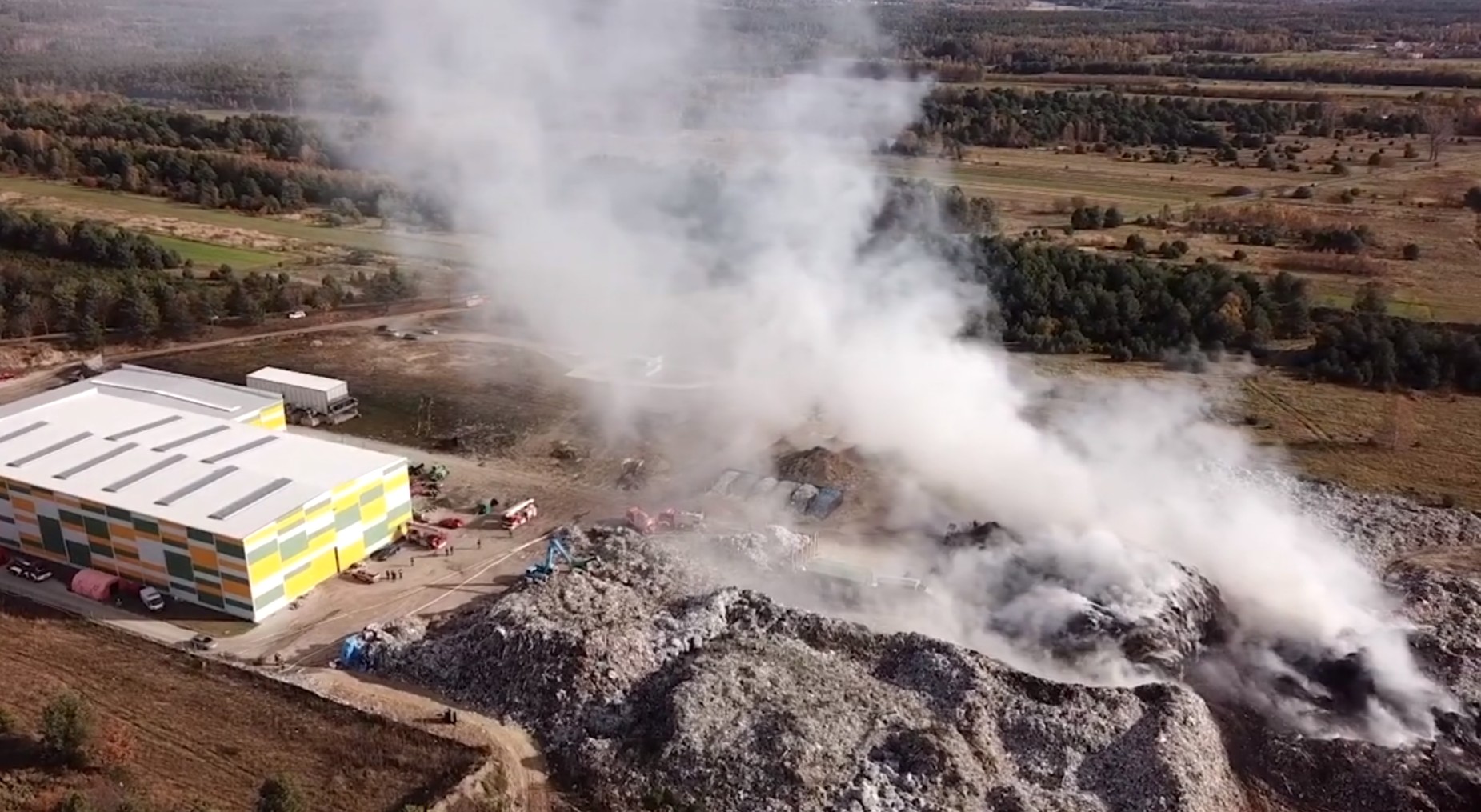 Pożar składu śmieci w Fałkowie. To już szósty raz w tym roku