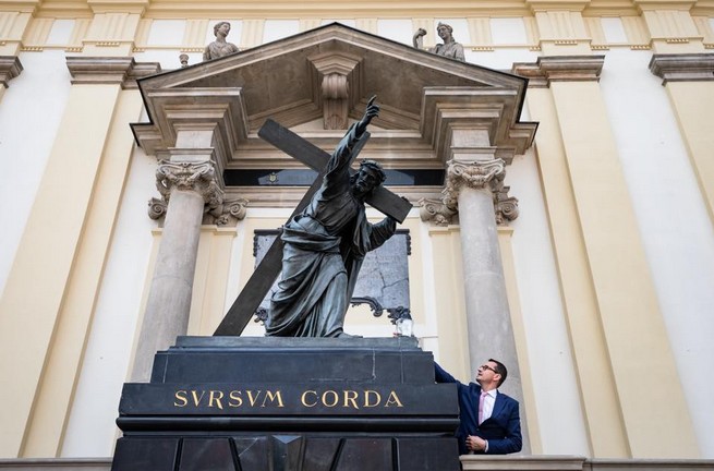 Morawiecki zapalił znicz pod pomnikiem Chrystusa, na którym powieszono tęczową flagę 