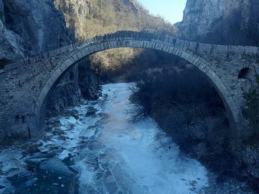 Grecy zaskoczeni zimą, dziwią się zamarzniętym rzekom i temperaturze do -11°C