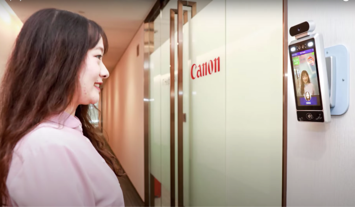 Chiny: eksperyment Canona i AI pozwala wejść do biura tylko uśmiechniętym pracownikom