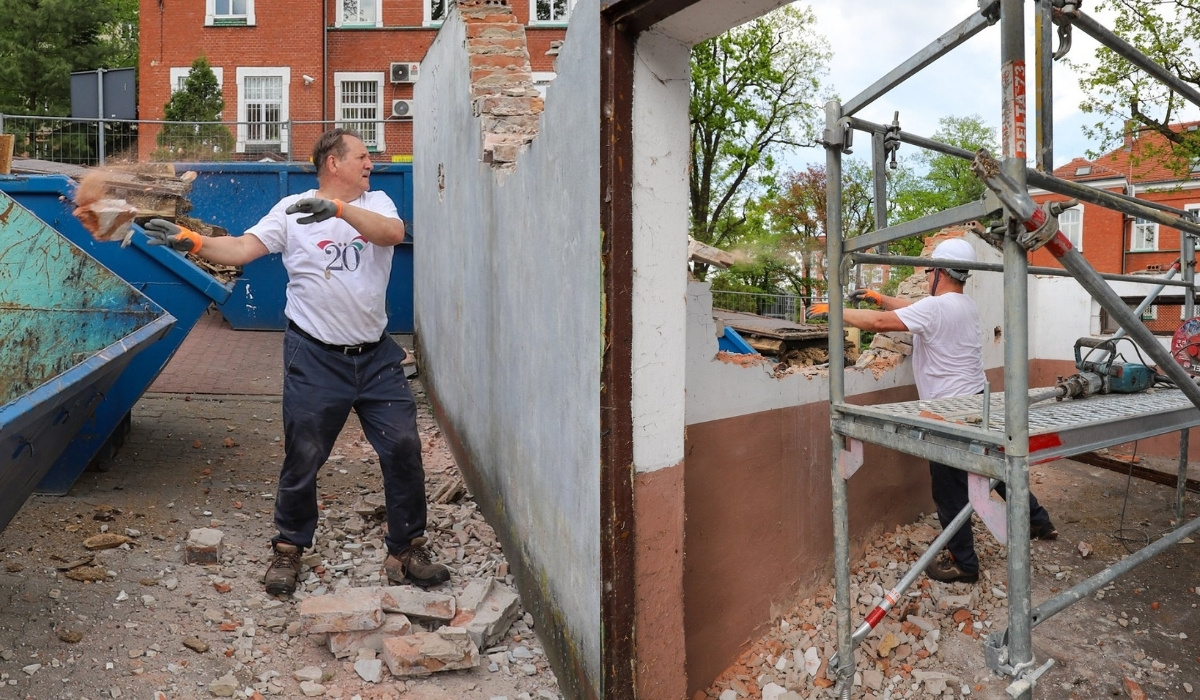 Lubliniec: fachowcy za dużo chcieli za wyburzenie budynku, więc burmistrz sam rozebrał