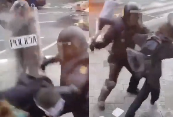 Policja bije uciekających protestujących w Barcelonie