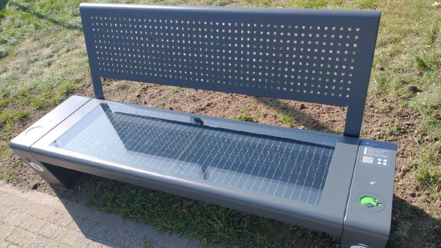 Poznań postawił ławeczkę z czujnikiem smogu. Buduje też chodnik antysmogowy 