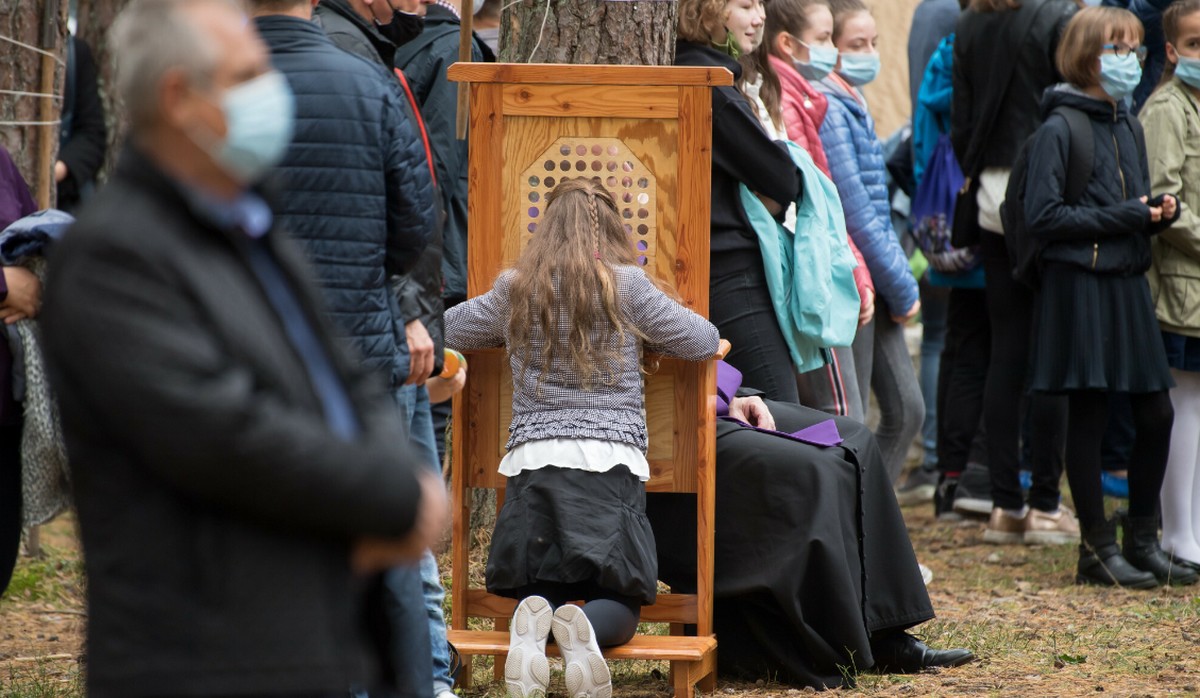 Watykan: spowiedź przez smartfona nie jest ważna. "Są to tylko wibracje elektryczne, które odtwarzają ludzkie słowa"