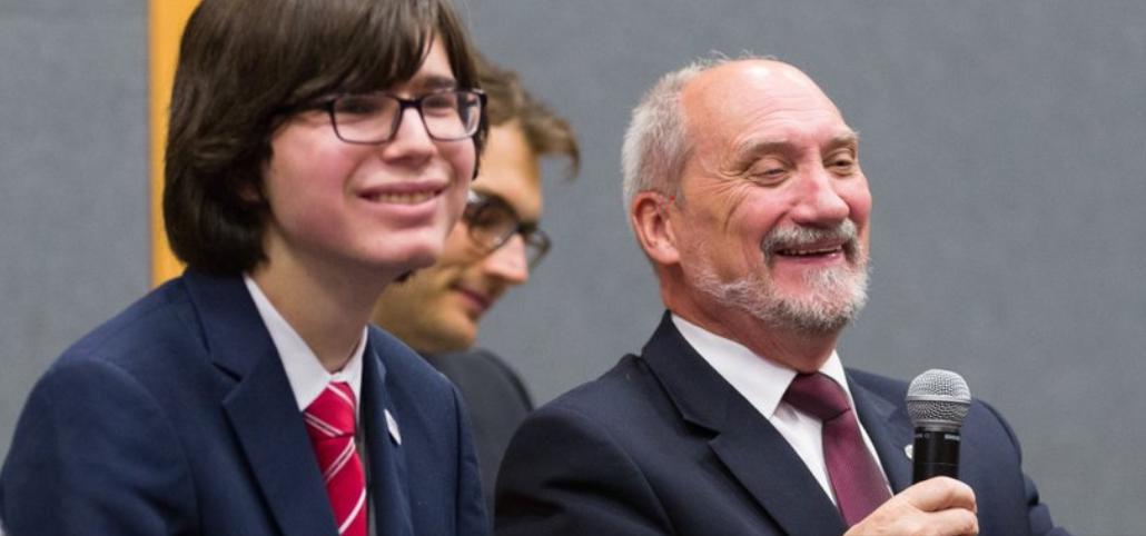 Edmund Janniger zachwycony Macierewiczem: "Robi półtora salta w przód w pozycji kucznej"