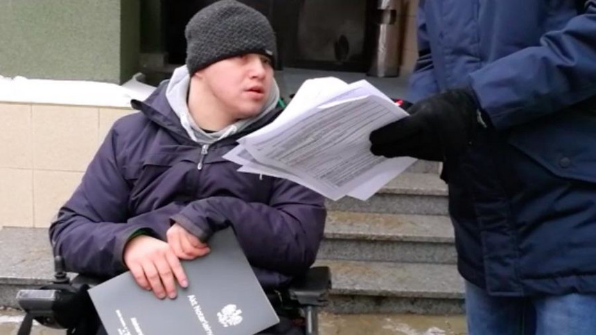Rzeszów: urzędnik wyszedł na mróz, żeby obsłużyć niepełnosprawnego