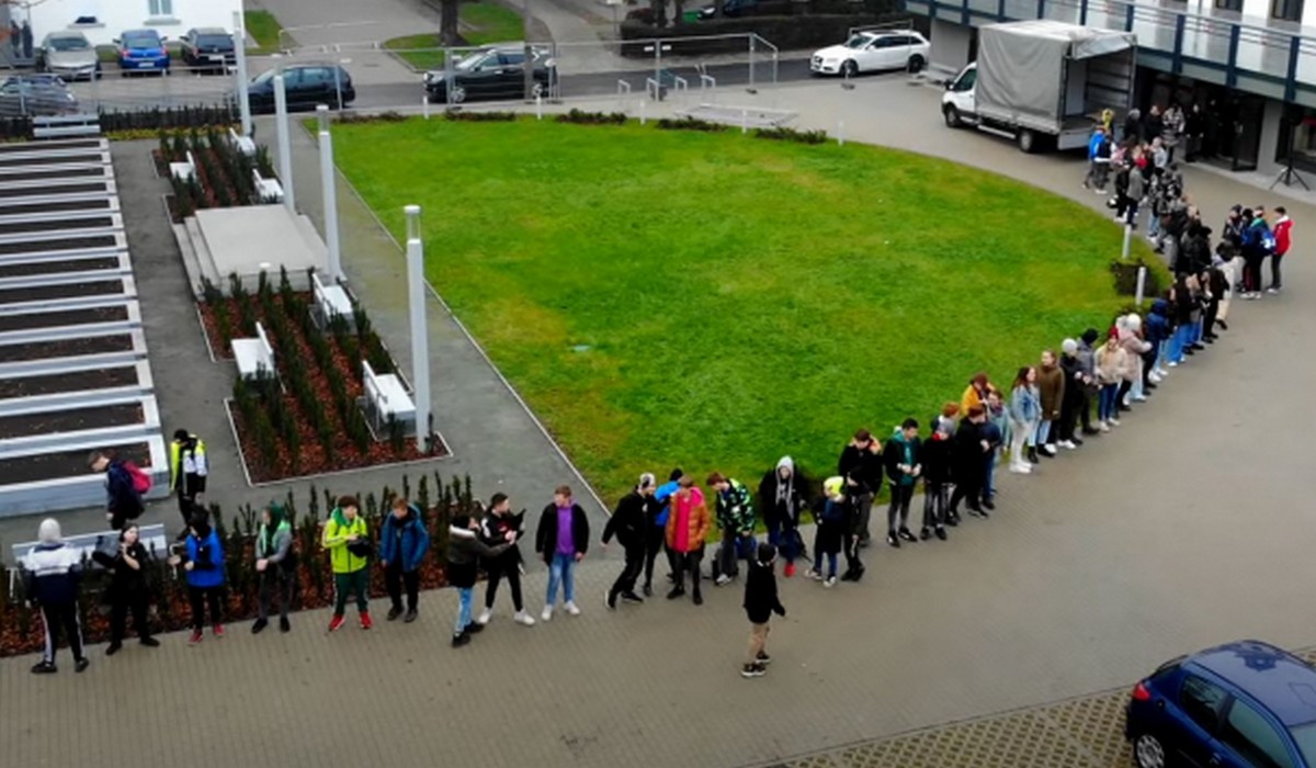 Rawicz: 500 ochotników ruszyło pomóc miejskiej bibliotece z przeprowadzką do nowego miejsca