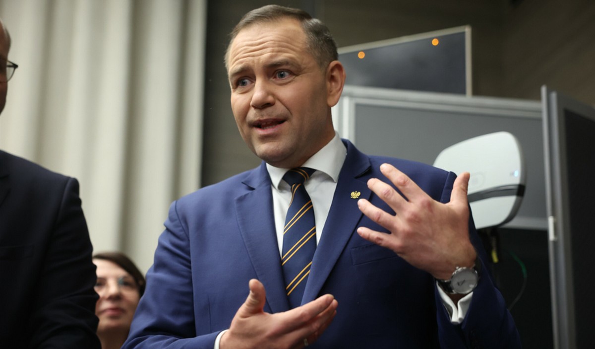 Karol Nawrocki działał w fundacji "Świat Wrażliwy", która miała wspierać osoby w trudnej sytuacji życiowej