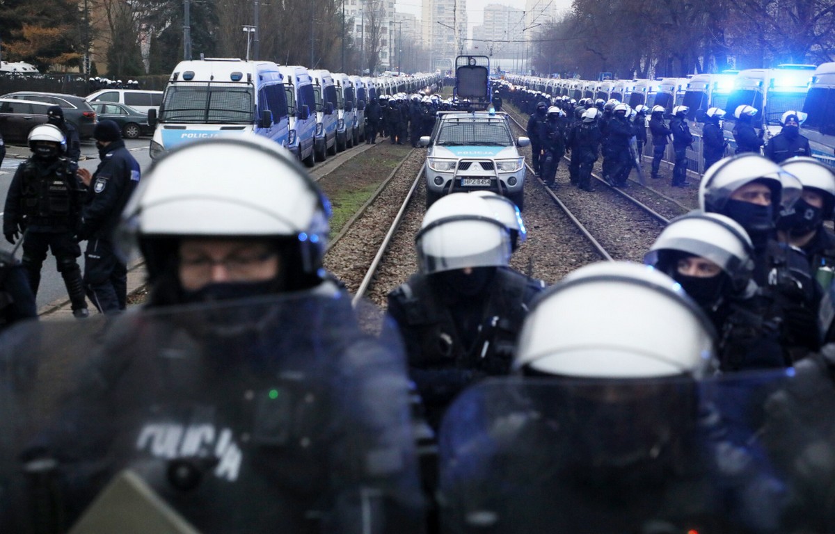 Policja postarała się o własną rekonstrukcję stanu wojennego i zablokowała Żoliborz