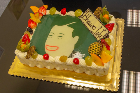 Gronkiewicz-Waltz przyniosła tort dziennikarzom. "Bhawo Wy!"