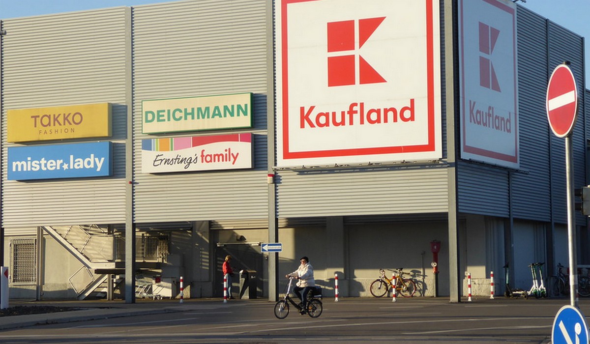 Kaufland w odpowiedzi na protesty i groźby pracowników zapowiada podwyżki, a nawet robi z tego reklamę