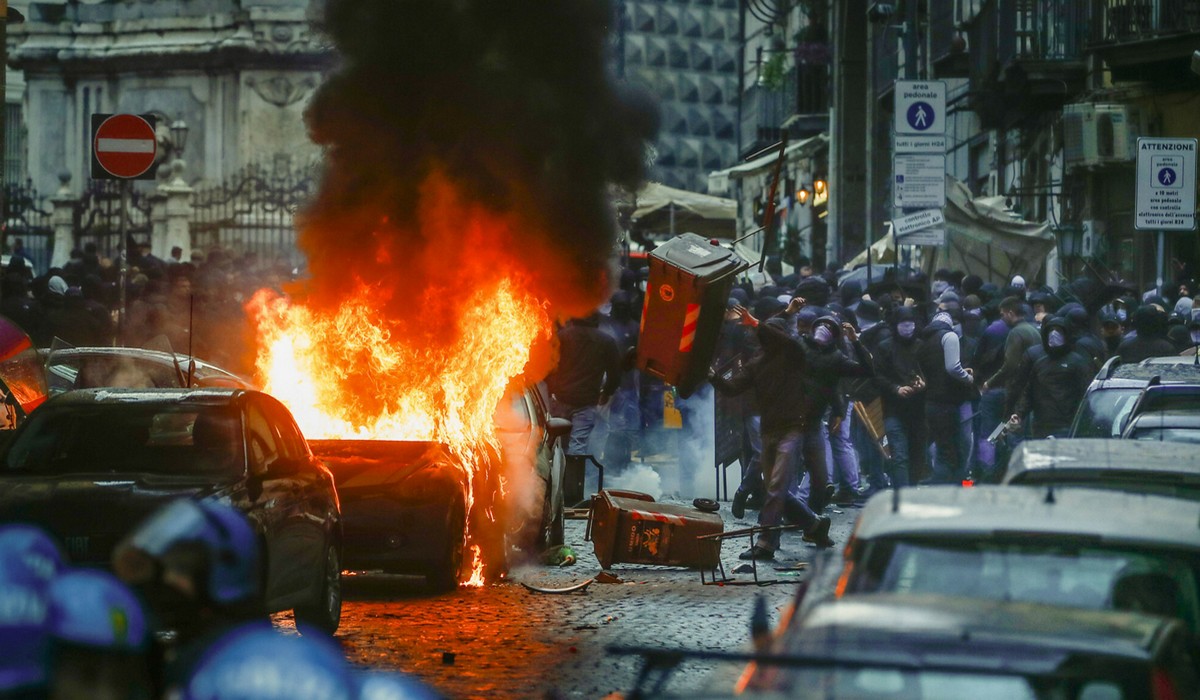 Neapol: kibice zrobili taką rozwałkę, że miasto miejscami wygląda jak po kataklizmie