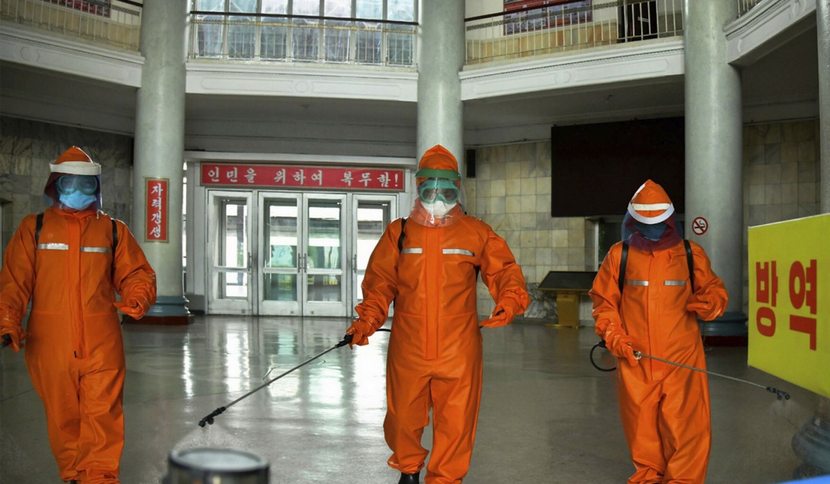 Korea Płn. walczy z koronawirusem na sposób antyszczepionkowców: herbatą, płukaniem gardła i nadzieją, że minie