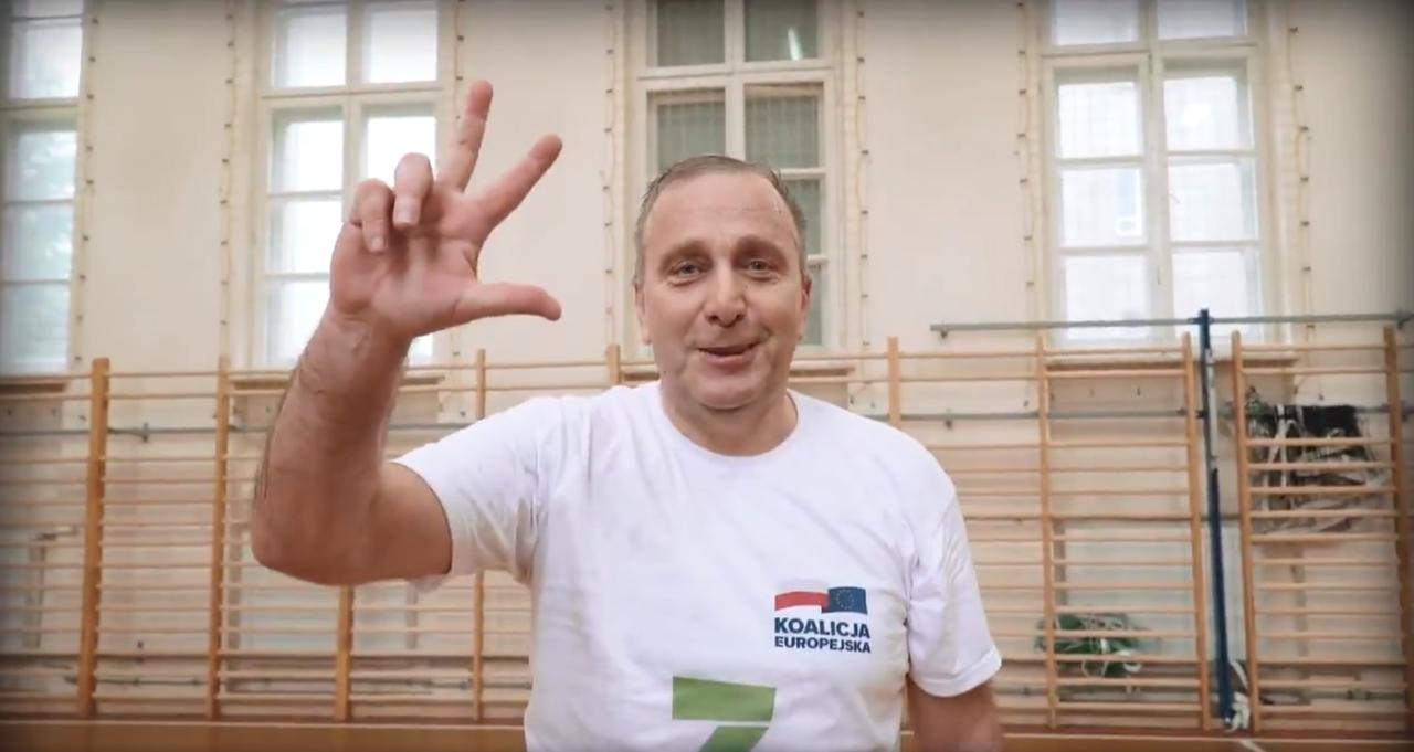 Nowy spot Schetyny: rzuty do kosza, pot i jakby uśmiech