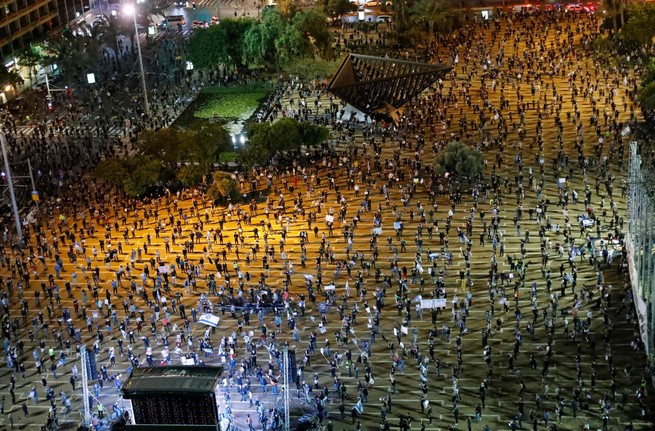 Izrael: protesty przeciwko Netanjahu. Demonstranci w maseczkach i z zachowaniem bezpiecznego odstępu