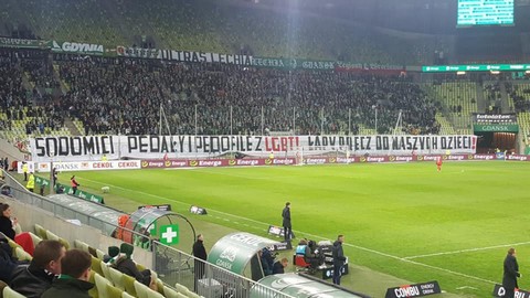 Lechia Gdańsk z wielkim banerem w trosce o dobro dzieci