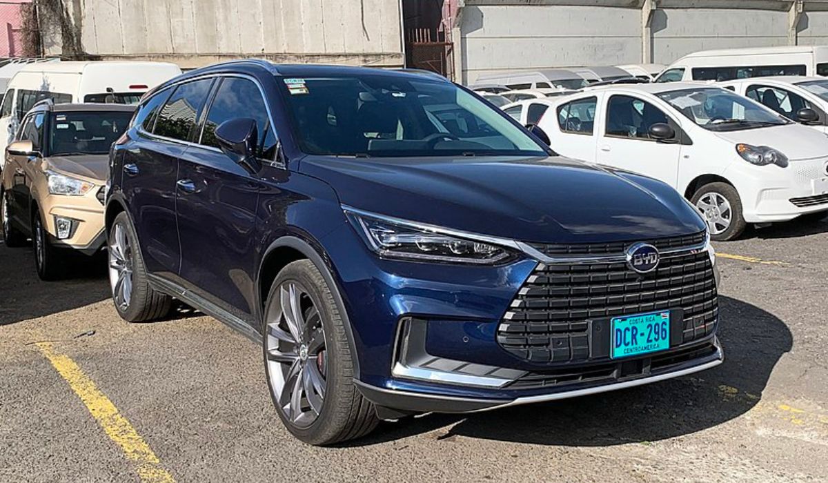 Chińska marka elektryków BYD zbliża się do prześcignięcia Tesli w sprzedaży