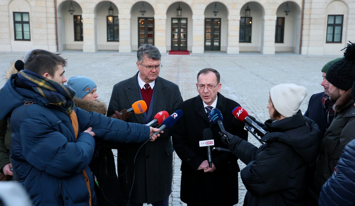 Wąsik i Kamiński na luzaku wydali sobie oświadczenie przed Pałacem Prezydenckim