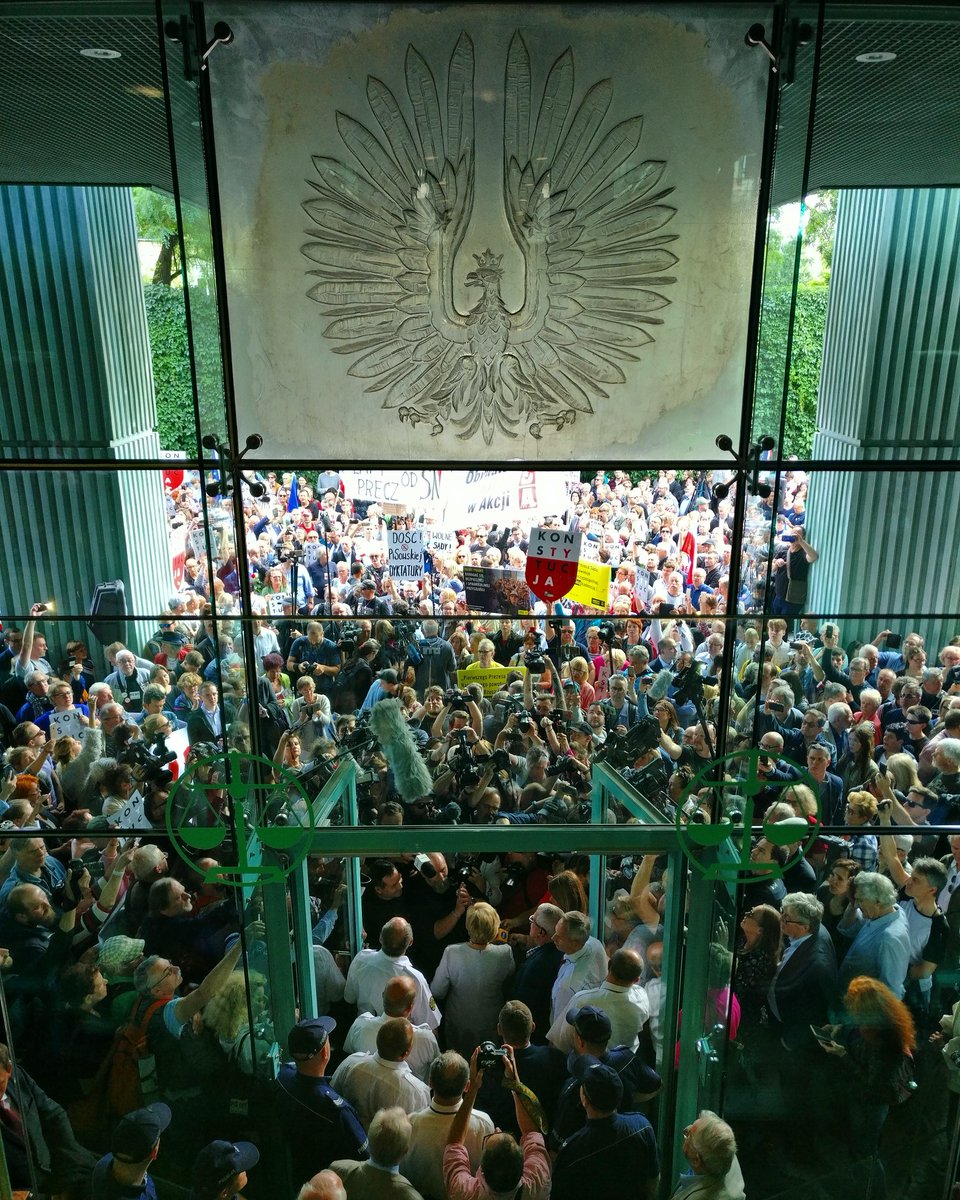 Trwa malownicze obalanie ładu konstytucyjnego w Polsce [ZOBACZ ZDJĘCIA]