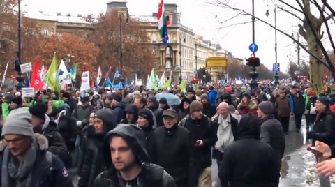 Węgrzy znów protestują przeciwko "ustawie niewolniczej"