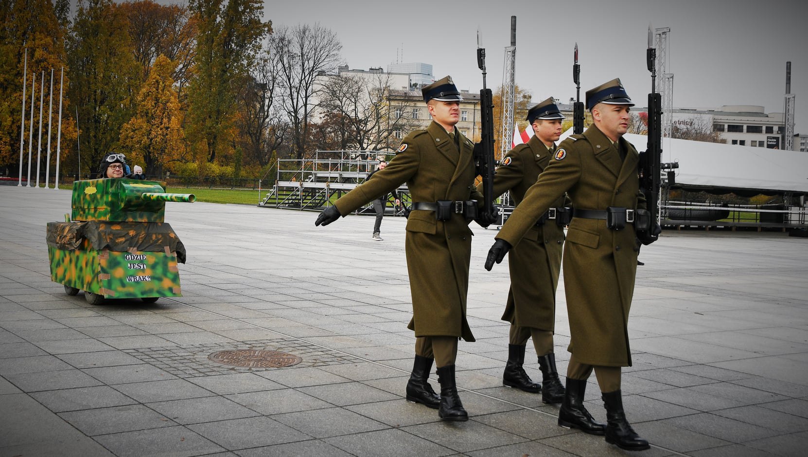 Miesięcznica katastrofy smoleńskiej zakłócona happeningiem
