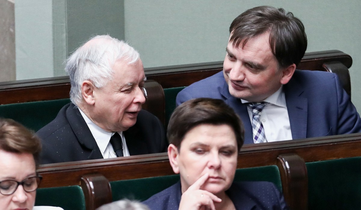 Po 7 latach rządów PiS Kaczyński przyznaje: sądy działają fatalnie źle
