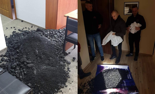 Górnicy pogrozili politykom i przyszli rozsypać węgiel w biurze