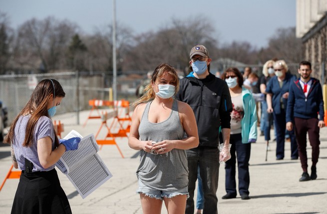 Mimo pandemii w Wisconsin odbyły się prawybory. W Milwaukee działało tylko 5 ze 180 komisji