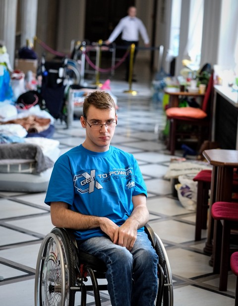 Kuba Hartwich, znany z protestu niepełnosprawnych, został radnym w Toruniu