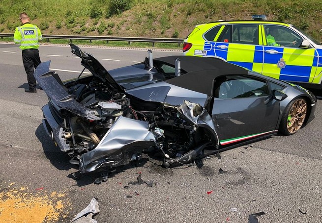 Wielka Brytania: Lamborghini warte milion złotych rozbite 20 minut po wyjechaniu z salonu