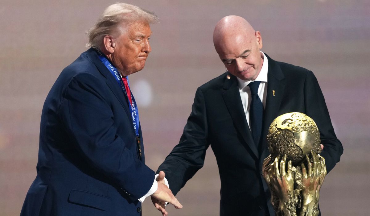 Trump zgodził się przyjąć pierwszą pokojową nagrodę, ale nie Nobla, tylko od łysego z FIFA