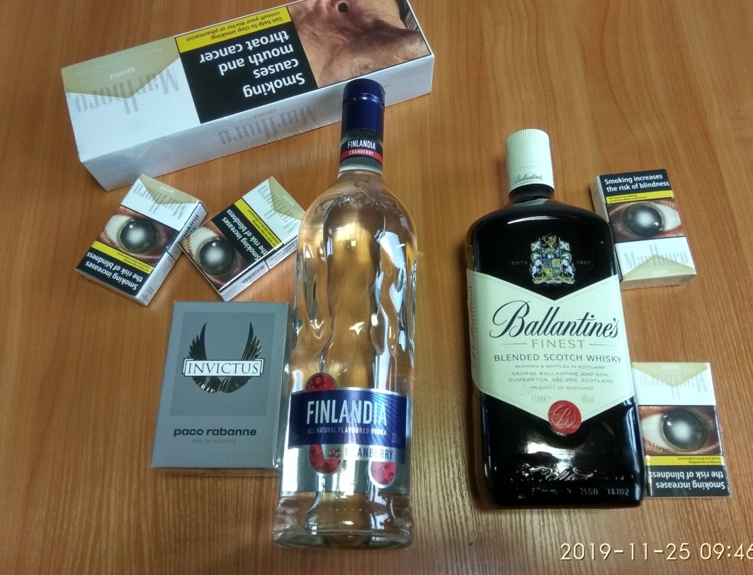 Trójka Polaków zrobiła podczas lotów zakupy za 150 tys. zł. Płacili kartami bez pokrycia