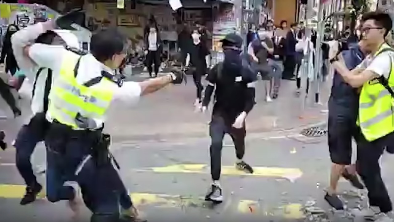 Hong Kong: policjant postrzelił demonstranta z bliska podczas relacji na żywo