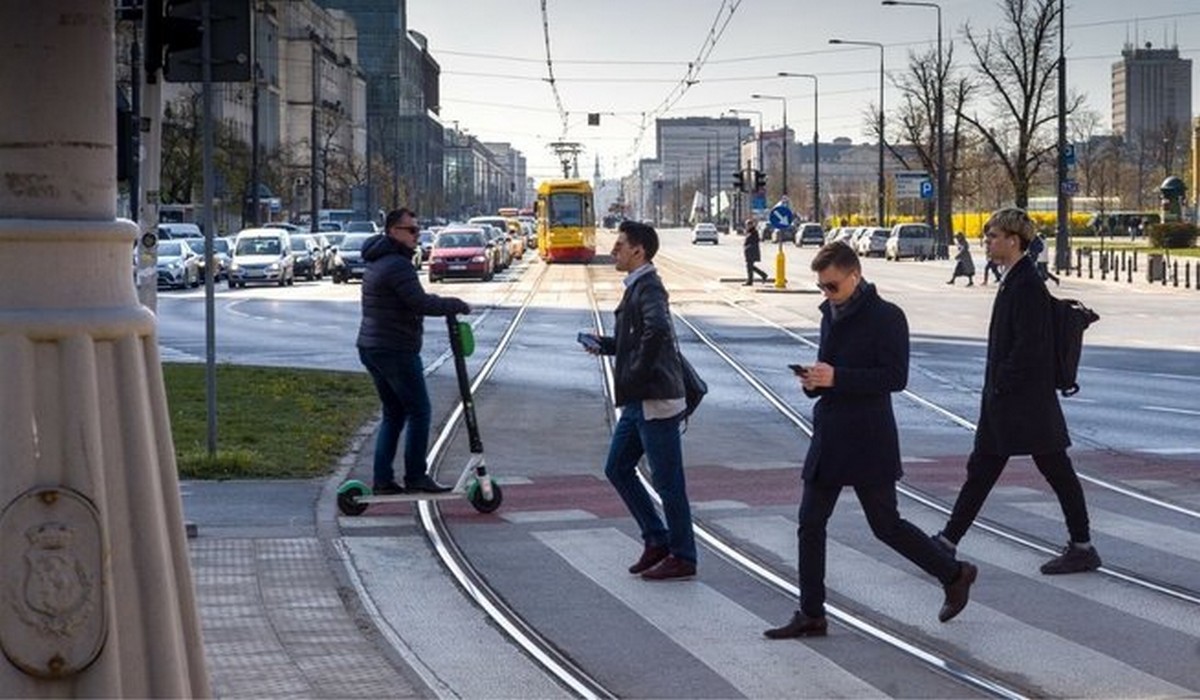 BRD24: ministerstwo zapomniało zmienić rozporządzenie i przepisy w sprawie pierwszeństwa pieszych się rozjeżdżają