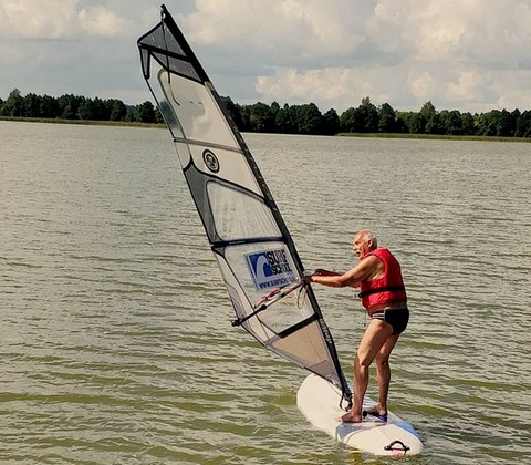 Korwin-Mikke surfuje na Mazurach